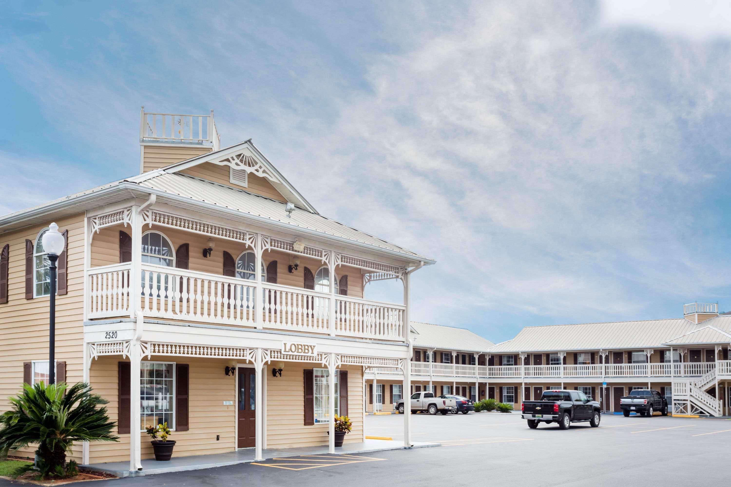 Motel Super 8 By Wyndham Foley Exterior foto